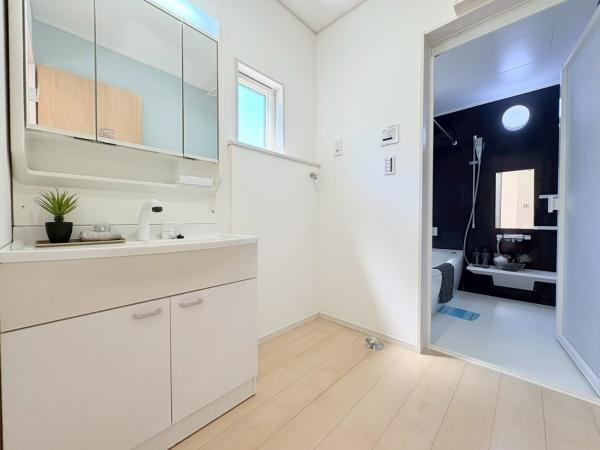鎌倉市手広２丁目の中古一戸建の独立洗面台|洗面台は三面鏡で収納が出来ます！このタイプの収納力は優秀です。