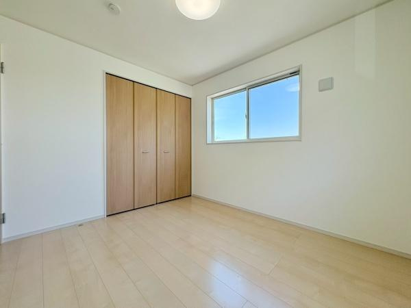 鎌倉市手広２丁目の中古一戸建の寝室|寝室5.2帖！ベッドを置いても充分なスペースがあります。