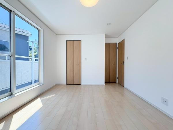 鎌倉市手広２丁目の中古一戸建の洋室|洋室7.2帖！趣味の部屋や目的に合わせた使い方が出来ます！バルコニーに面しているので洗濯物干す事が出来ます！