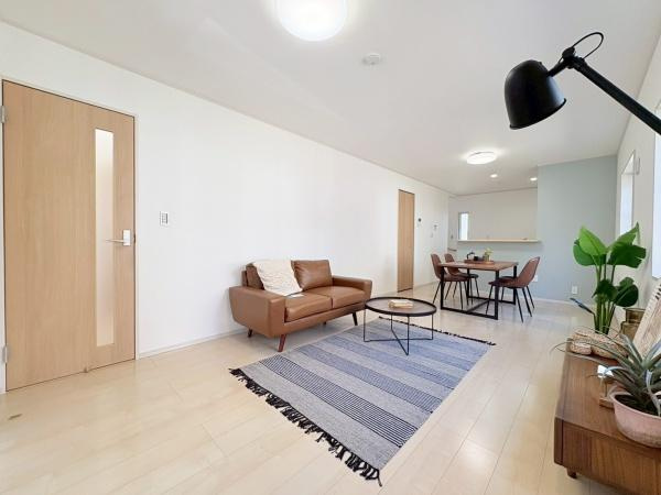 鎌倉市手広２丁目の中古一戸建の居間・リビング|広々したリビングはとても明るくインテリアが考えやすい間取りになっています！