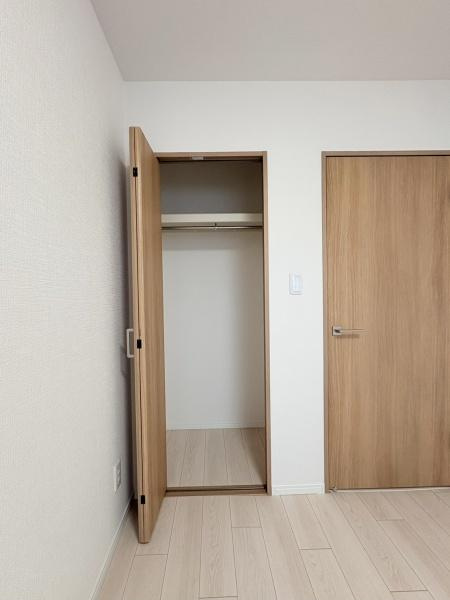 日吉第弐ハイムＢ棟の収納|枕棚付きの収納です。丈の長いロングコートも掛けられますね。