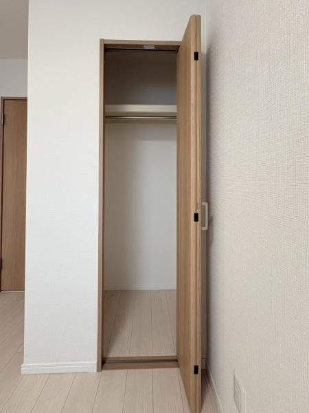 日吉第弐ハイムＢ棟の収納|枕棚付きの収納です。箱ものも収納出来て便利ですね