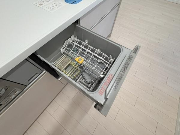 日吉第弐ハイムＢ棟のキッチン|2250のワイドシステムキッチン食洗器＋浄水器付きです！調理台も広く使いやすいです