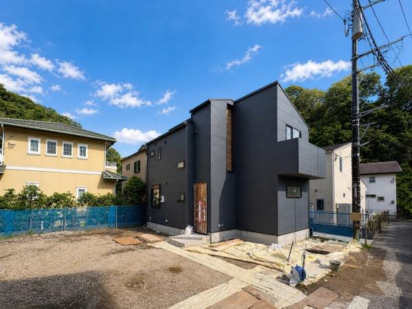 鎌倉市二階堂の新築一戸建の外観|使いやすさもデザインも重視した理想の暮らしをかなえるお家。美しい外観やくつろぎの室内空間にふさわしい「素材」「形」「色彩」を考え、上質感に満ちたお家です。
