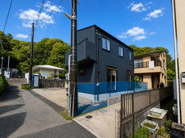 鎌倉市二階堂の新築一戸建の前面道路含む現地写真|日々の生活の「あったらいいな」がたくさんつまった家。毎日に時間とゆとりが増え、生活が輝き始める。そんなことが、いつの間にか当たり前に感じることができる。毎日に感動を、「こころ躍る家」。