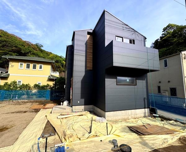 鎌倉市二階堂の新築一戸建の前面道路含む現地写真|緑に囲まれた閑静な街並み。車通りも少なく、鎌倉らしい落ち着いた暮らしを実現できます。