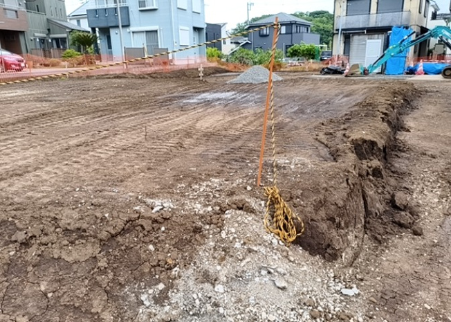【外観】 | 土地購入を検討されている場合、境界杭がない状態で購入してしまうと境界確定測量をする必要があり、費用がかかります。購入の前に、売主、隣土地所有者立ち合いのもと境界を確定し境界杭を設置するのがベストです。
