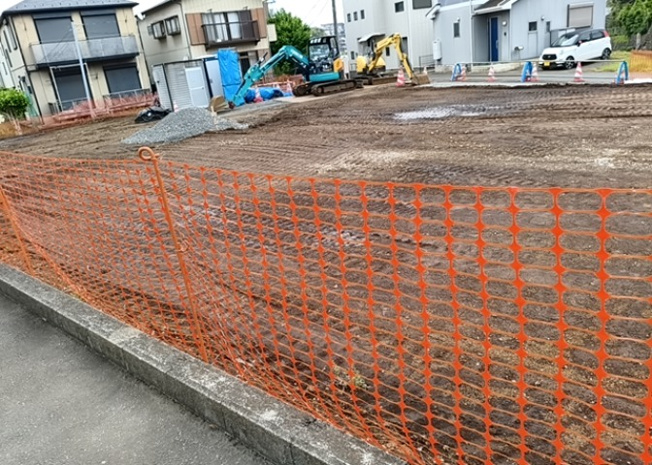 【外観】 | 土地購入を検討されている場合、境界杭がない状態で購入してしまうと境界確定測量をする必要があり、費用がかかります。購入の前に、売主、隣土地所有者立ち合いのもと境界を確定し境界杭を設置するのがベストです。