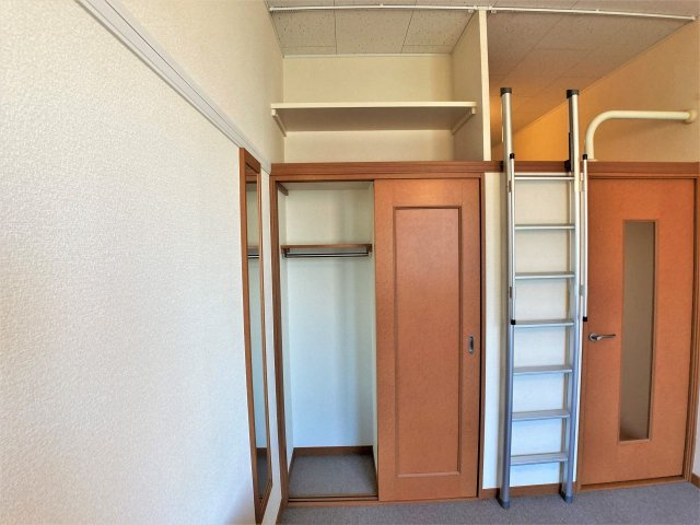 レオパレスソフィア　Ⅱの内装|反対側の扉にも同様な収納スペースがあります
