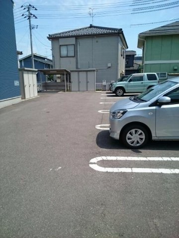 レ・ブルーウエストの駐車場