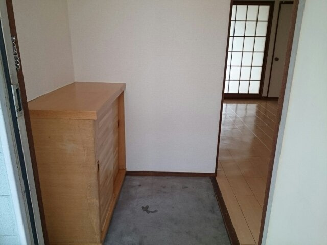 ハイツ城屋敷の玄関