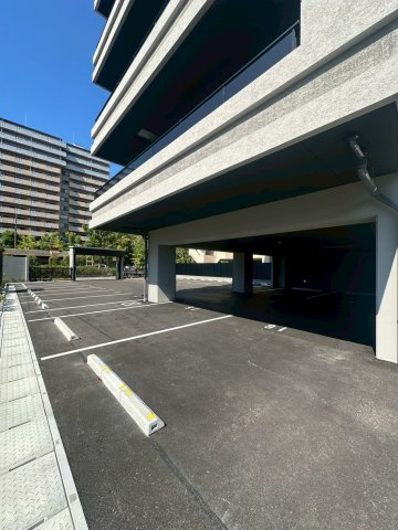 S-RESIDENCE百道aureateの駐車場