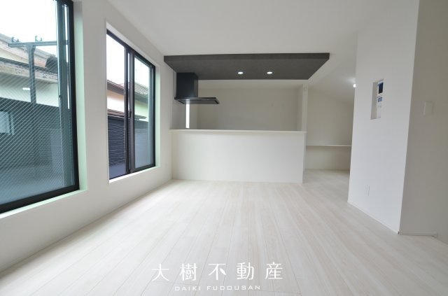【居間・リビング】 | 海老名市中野１丁目　新築戸建て　全１棟【仲介手数料無料】