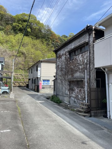 阿賀北9丁目　土地の前面道路含む現地写真|北側前面道路です。バス通りの国道185号線から脇道に入った場所で落ち着いて暮らせる立地です。