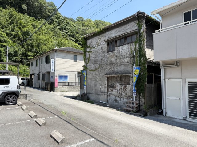 阿賀北9丁目　土地の外観|北側前面道路です。バス通りの国道185号線から脇道に入った場所で落ち着いて暮らせる立地です。
