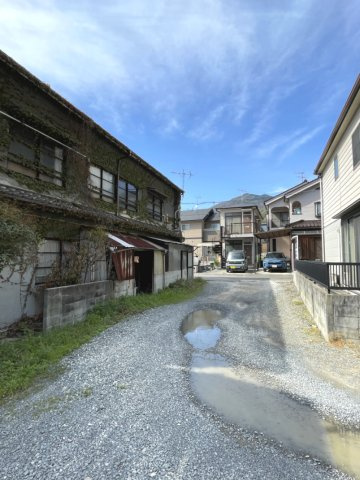 阿賀北9丁目　土地の前面道路含む現地写真|東側は近隣の方の通路となるため、採光と通風をしっかり確保できます。建物を建てやすい整形地です。