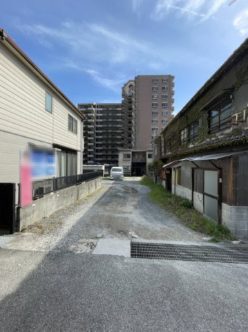 阿賀北9丁目　土地の前面道路含む現地写真|（北側前面道路から南方向を撮影）前面道路は、普通車の出入りがスムーズな幅員です。