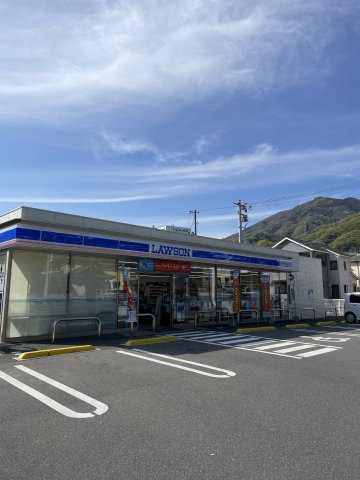 阿賀北9丁目　土地の周辺|ローソン徒歩2分、ファミリーマートも徒歩4分の近さ。緑の自然が豊かなファミリー層にも適した環境です。