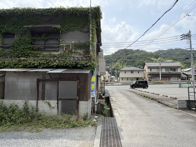 阿賀北9丁目　土地の外観|道路と敷地の間に水路があります。