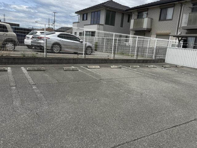 ファミール　Ｄ棟の駐車場