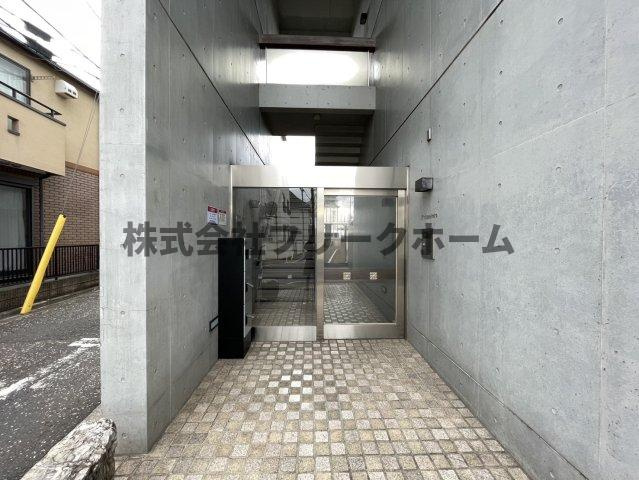 三鷹市牟礼２丁目の賃貸マンションのエントランス