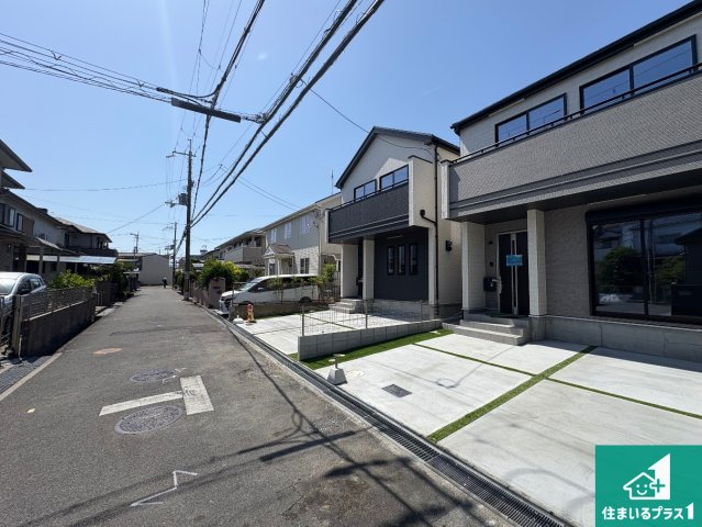 1日(土)2日(日)現地見学可能！　枚方市渚栄町　全2邸の前面道路含む現地写真|周辺は閑静な住宅街！前面道路広々で車の出し入れも便利です。駐車が苦手な方でも安心して車庫入れできます！