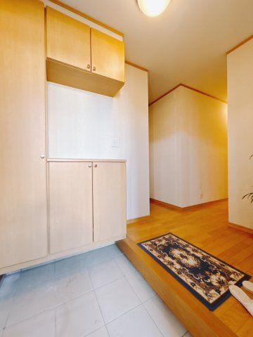 【中古戸建】高崎市並榎町の玄関|■玄関｜ご家族の靴がたくさんしまえる下駄箱付き。お子様の靴がこれから増えても安心な大きさです。
