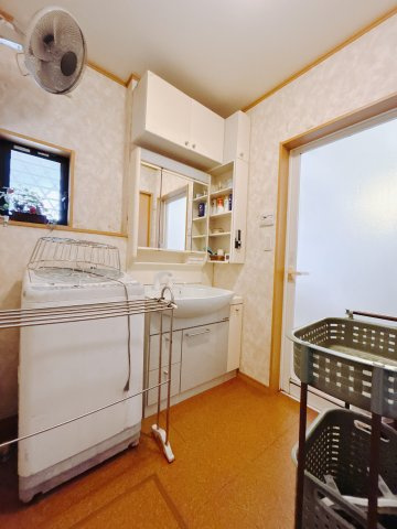 【中古戸建】高崎市並榎町の独立洗面台|■洗面室｜大きな鏡で朝の身支度もラクラク♪毎日の忙しい準備が楽しくなる洗面所です(^^♪