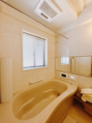 【中古戸建】高崎市並榎町の浴室|■浴室｜デザイン性に優れた浴室♪1日の疲れを癒す、ゆったりとしたバスタイムをぜひお過ごしください(*＾＾*)大きな窓付きで嬉しい♪