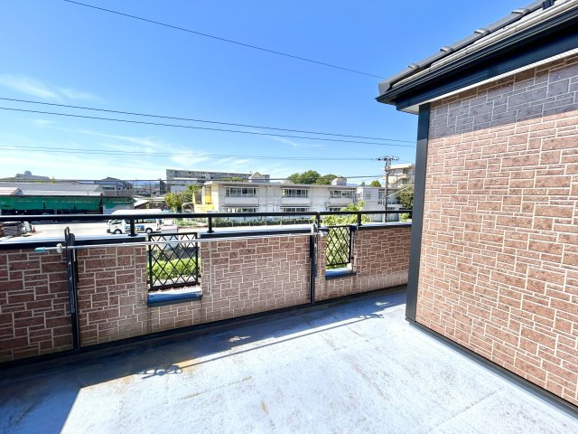 【中古戸建】高崎市並榎町のバルコニー|■バルコニー｜あたたかな陽のひかりを浴びることのできるバルコニー。お洗濯物やお布団を干せば、家族みんなが気持ちよく暮らすことができます(*^^*)