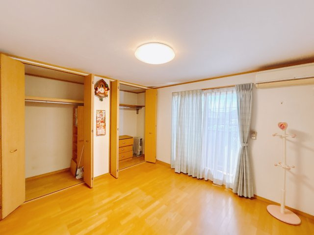 【中古戸建】高崎市並榎町の寝室|■主寝室｜広い寝室ならインテリアも自由自在にお楽しみいただけます♪お外から帰ってきた後は寝室でゆっくり自分の時間をお過ごしください。
