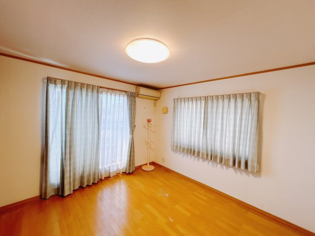 【中古戸建】高崎市並榎町の洋室|■2階洋室｜子供部屋のメリットは「自立心を養うことができる」「自分で整理整頓できるようになる」そして、お子様が成長した際には「プライバシーを確保できる」といい事だらけ♪