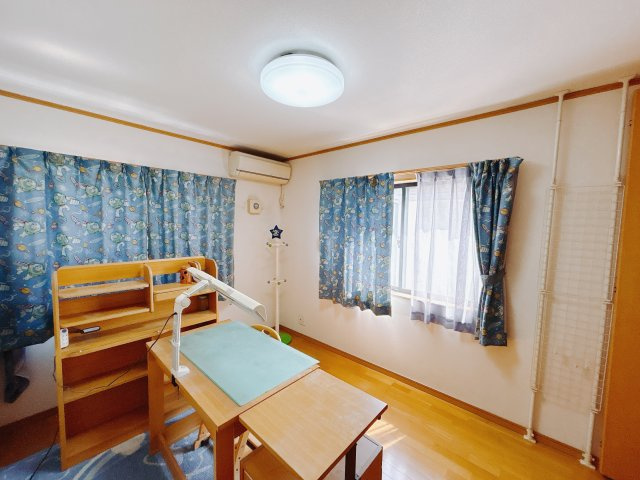 【中古戸建】高崎市並榎町の洋室|■2階洋室｜お子様の一人部屋にピッタリな洋室。木のぬくもりを感じるフローリングは、天然木の味わいが時とともに深みを増していきます。また、傷にも強く、フリーワックスでお手入れもラクラクです♪