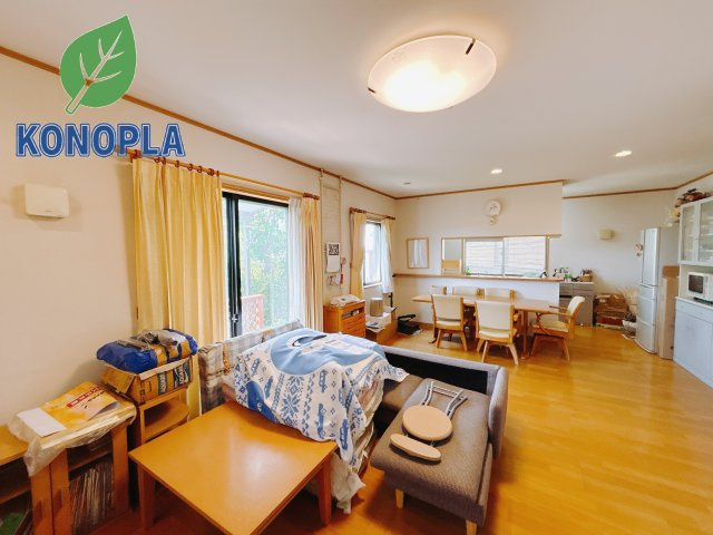 【中古戸建】高崎市並榎町の居間・リビング|■リビング｜窓から射し込む陽射しが縦横に広がり、あたたかな空間が形づくられています。ここはご家族の笑顔集まる憩いの空間です( ＾＾ )