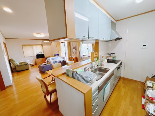 【中古戸建】高崎市並榎町の居間・リビング|■リビング｜家族でゆったりくつろげる、居心地の良いリビング♪賃貸と違って、テレビや音楽の音を気にしなくて良いことが嬉しいですね(*＾＾*)
