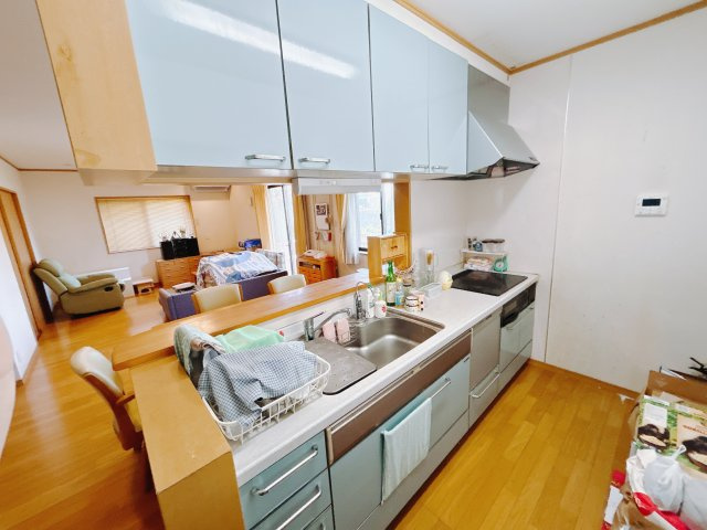 【中古戸建】高崎市並榎町のキッチン|■キッチン｜作業がはかどる広々カウンタースペース。会話がはずむ「オープンキッチン」なので家族とのコミュニケーションも活発になります。