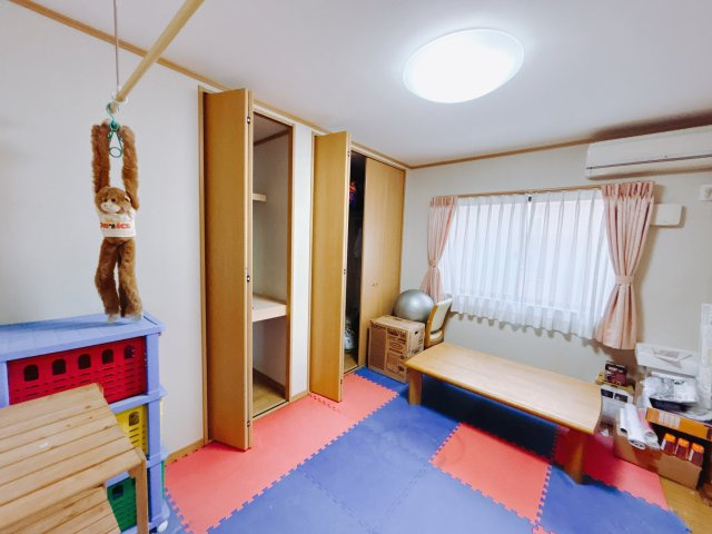 【中古戸建】高崎市並榎町の洋室|■1階洋室｜1階洋室には大きな窓をご用意しています。日中はあたたかな日差し差し込み自分時間も充実できますね＾＾