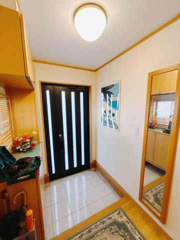 【中古戸建】高崎市並榎町の玄関|■玄関｜毎日の「いってらっしゃい」や「お帰りなさい」を大切なご家族と過ごす玄関は〈使いやすさ〉を追求しております。玄関横の物入は急な来客時でもさっとお片付けできるスペースを確保しています。