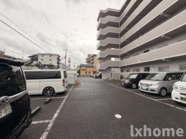 ソフィア若園の駐車場