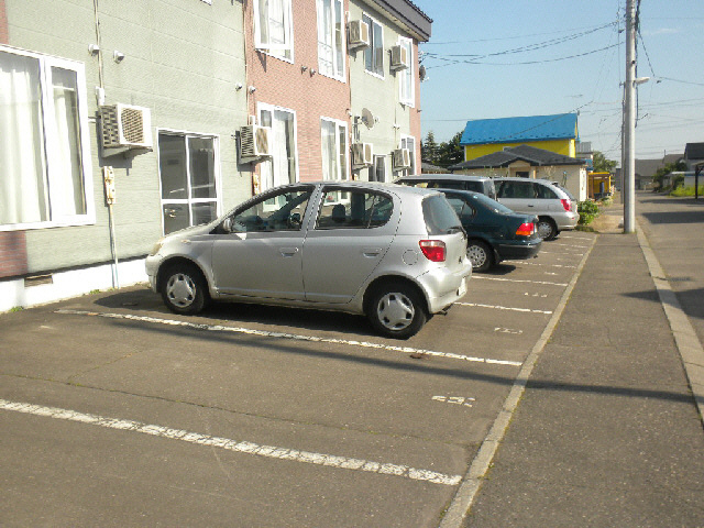 ハウスオブローズ3の駐車場
