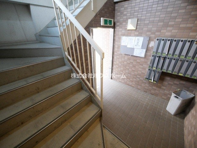 末広13番館のロビー