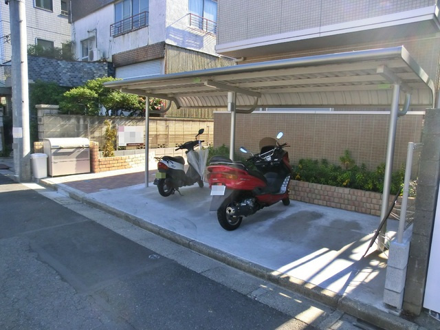 バンビーニの駐車場|屋根つきの駐輪スペースあります♪