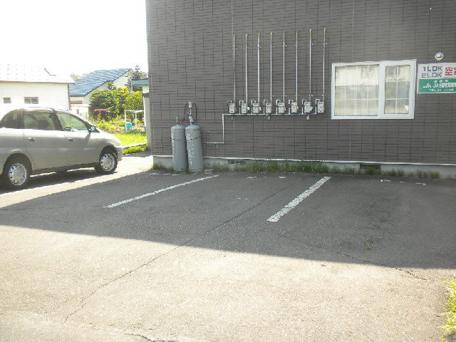 ハウスオブローズ5の駐車場