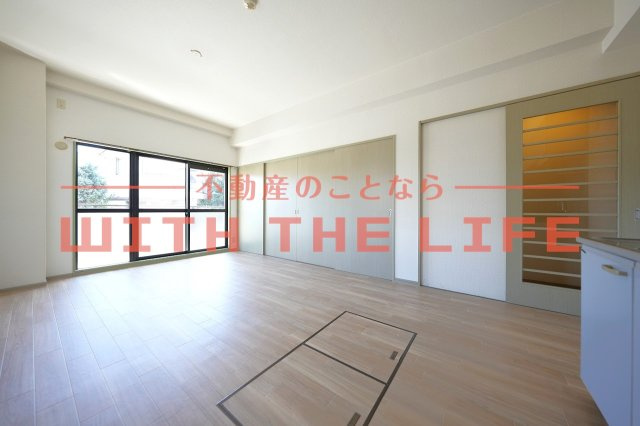 クロスロード【キャッシュバック対象物件】の居間・リビング|こちらのリビングで趣味の時間をお楽しみください