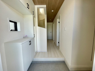 【玄関】 | 【新築分譲住宅～GRAFARE～】山形市東本町　全2棟 | 【Entrance】
清潔感溢れる玄関がお出迎えする本邸宅の物語は、ここから始まる日常を期待させます。この場所には「希望」と「優越」で包み込んでくれる「特別」な空間があります。（同仕様施工例）