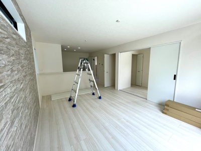 【居間・リビング】 | 【新築分譲住宅～GRAFARE～】山形市東本町　全2棟 | 【Living room】
家族と過ごすひと時を溢れる光が優しく包み込むリビングダイニング。家族とともに、心穏やかに過ごすひととき。家族との時間、自分の時間を大切にできる空間になります（同仕様施工例）