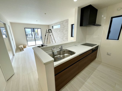 【キッチン】 | 【新築分譲住宅～GRAFARE～】山形市東本町　全2棟 | 【Kitchen】
ご家族みんなで調理ができる位のスペースを実現したキッチン空間となっております。みんなで作った料理を召し上がりながらの会話は、どのような物になるのでしょうか。（同仕様施工例）