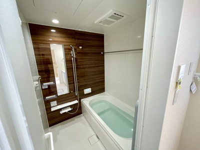【浴室】 | 【新築分譲住宅～GRAFARE～】山形市東本町　全2棟 | 【Bathroom】
快適な使い心地とゆとりある空間が1日の疲れを解きほぐすバスルーム。空間も浴槽もゆったりのびのび使えるゆとり設計。快適なリラックスタイムを過ごせます。（同仕様施工例）