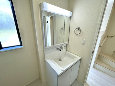 【その他】 | 【新築分譲住宅～GRAFARE～】山形市東本町　全2棟 | 【Powder room】
十分な大きさの洗面台は収納もさる事ながら、身だしなみチェックや歯磨きなど、朝の慌ただしい時間でもホテルライクなスペースで余裕とゆとりを感じて頂けます。（同仕様施工例）