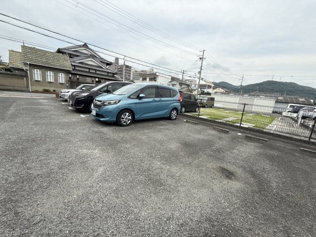 コンフォート西中島の駐車場